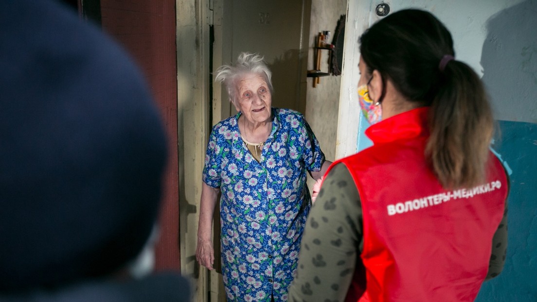 Voluntarios ayudan a los más vulnerables a superar el confinamiento en Rusia