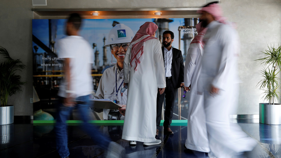 Los ingresos netos de la petrolera estatal saudita se desploman un 25 %