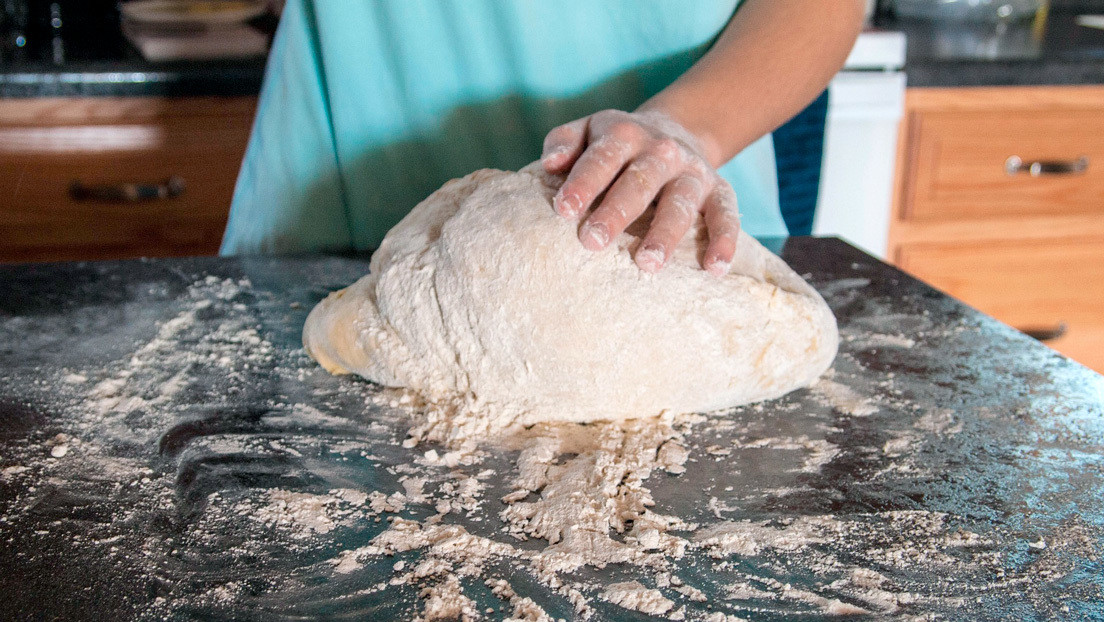 VIDEO: El tutorial para hacer pan casero que termina graciosamente mal