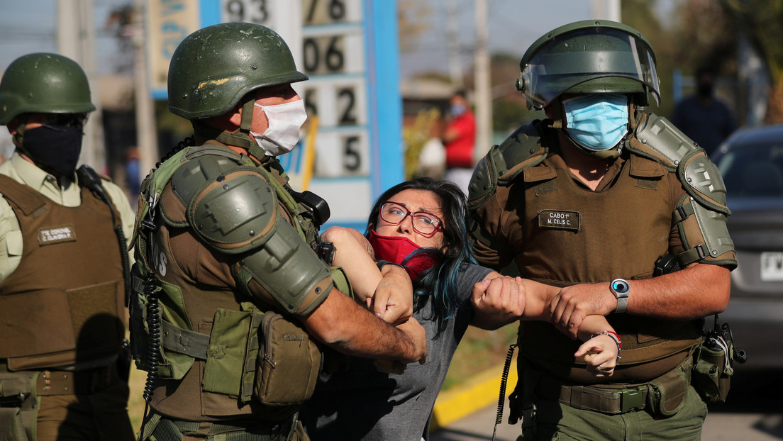Las Fuerzas Especiales de Chile reprimen una protesta por la falta de alimentos convocada en plena pandemia