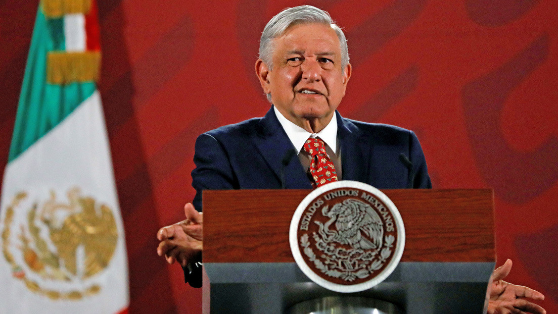 VIDEO: López Obrador mandó limpiar la silla presidencial por si estaba "embrujada"
