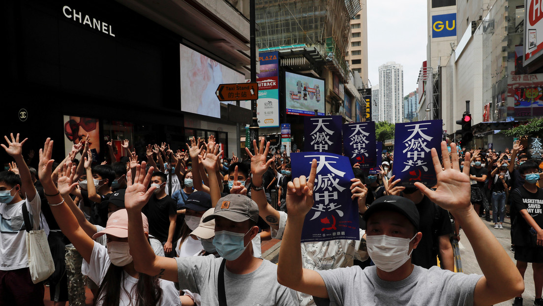 VIDEO: La Policía utiliza gases lacrimógenos para dispersar a los manifestantes en Hong Kong