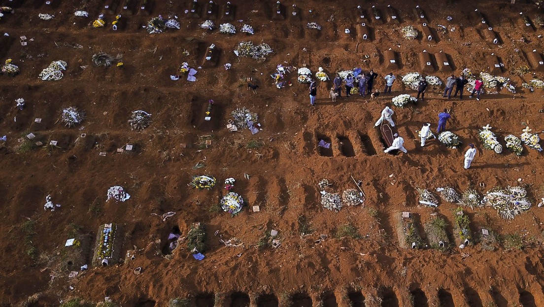 VIDEO: Imágenes aéreas muestran centenares de fosas en el cementerio más grande de Brasil, el segundo país más afectado por la pandemia