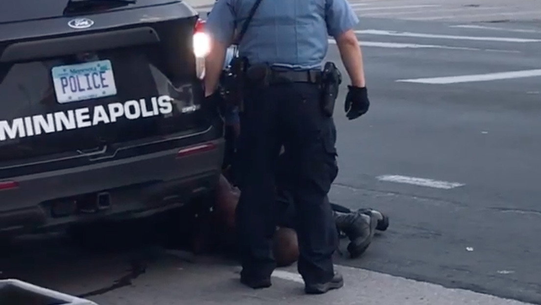 VIDEO: Un afroamericano muere después de que un policía le pusiera la rodilla en el cuello durante 8 minutos
