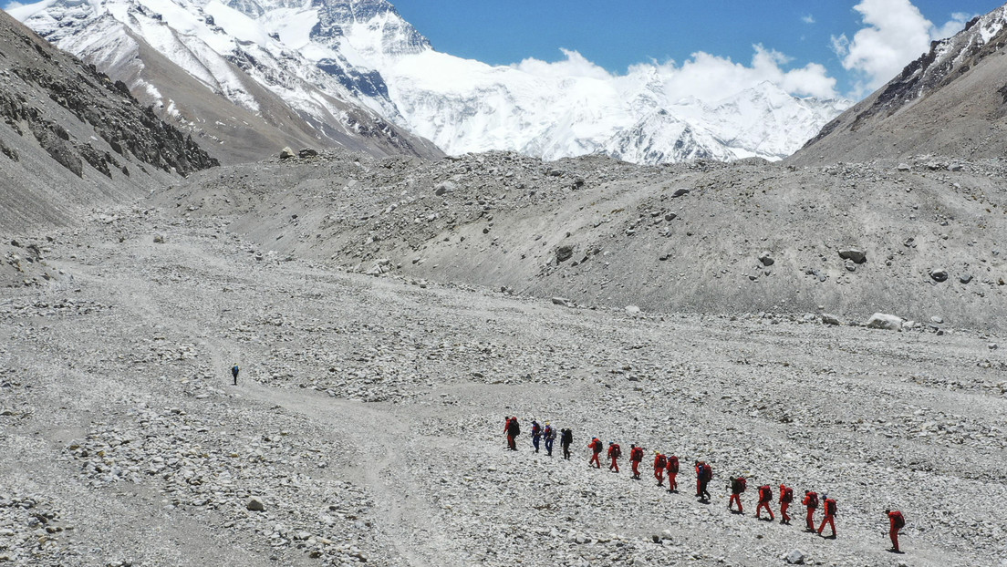 Un equipo de topógrafos chinos hace cumbre en el Everest para establecer nuevamente su altura