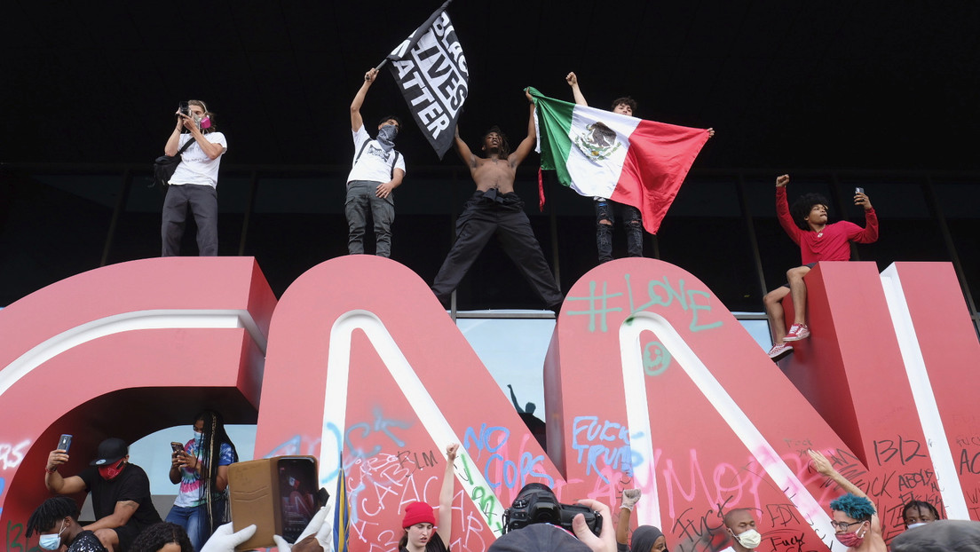 VIDEOS, FOTOS: Manifestantes asedian la sede de la CNN en Atlanta y vandalizan su logotipo
