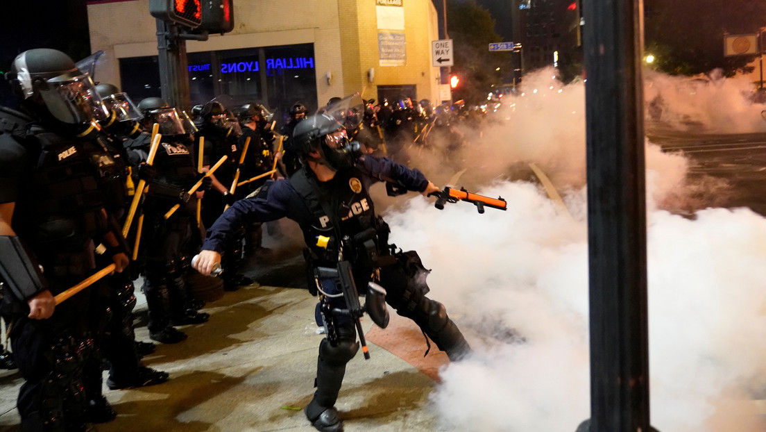 VIDEO: Un policía dispara bolas de pimienta contra un equipo de TV que cubría en vivo una protesta en EE.UU.