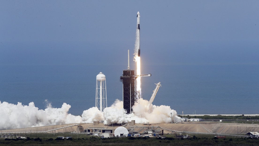 VIDEO: La primera etapa del Falcon 9 aterriza en una plataforma en el océano Atlántico