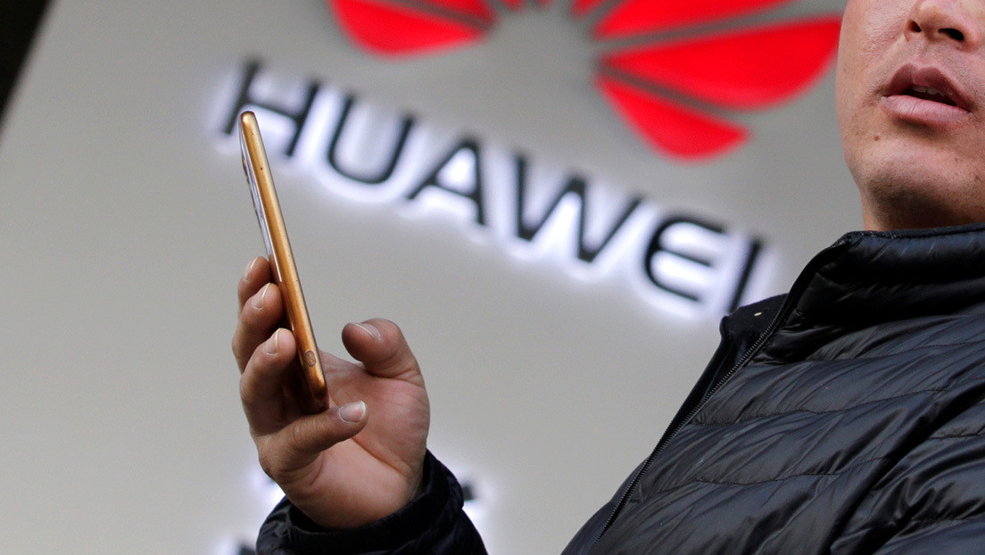 Huawei desarrolla un teléfono sin botones y con la cámara frontal escondida bajo la pantalla