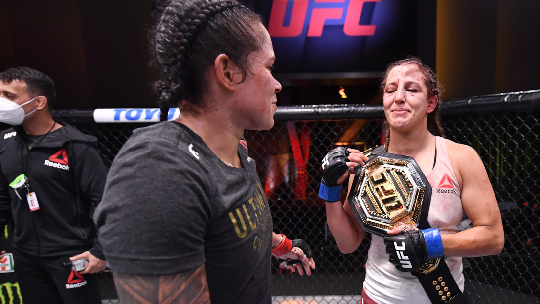 VIDEO: Amanda Nunes 'entrega' su cinturón de campeona de la UFC a su rival derrotada en un noble gesto