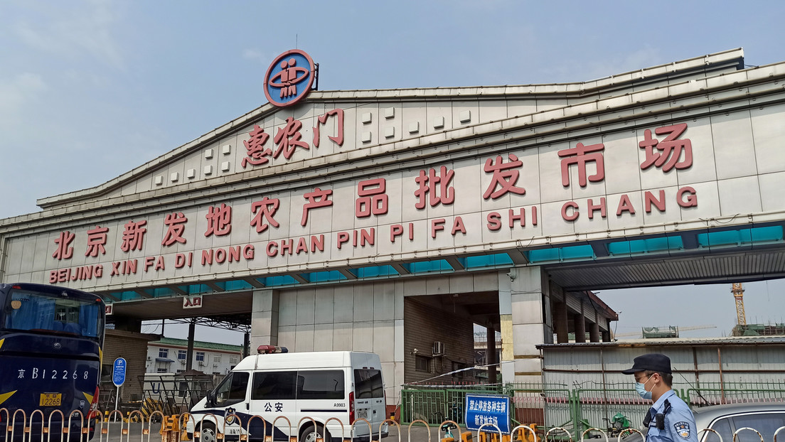 "Medidas de control similares a la guerra": Un distrito de Pekín responde al brote de covid-19 en un mercado