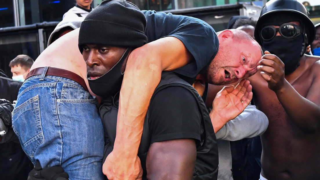 VIDEO: Un hombre negro rescata a un manifestante blanco herido de una multitud, cargando con él sobre sus hombros