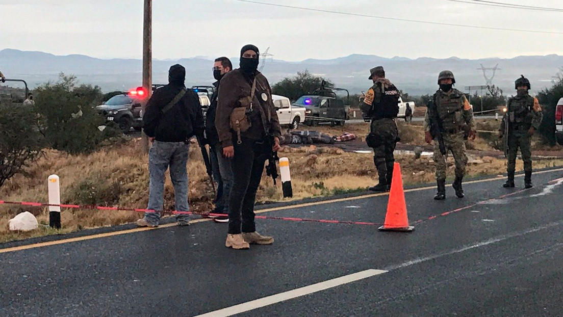 Guerra narco en México: confirman autoridades hallazgo de 14 cadáveres apilados en una carretera en Zacatecas