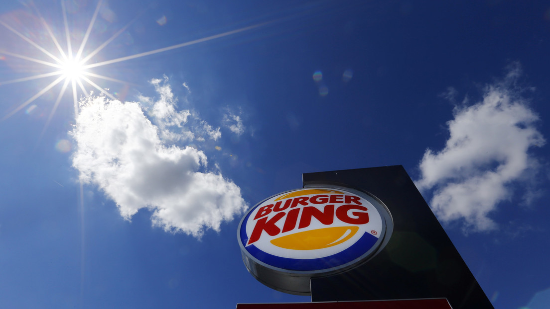 VIDEO: Un Tesla confunde el logotipo de Burger King con una señal de 'pare' (y se convierte en una campaña publicitaria)