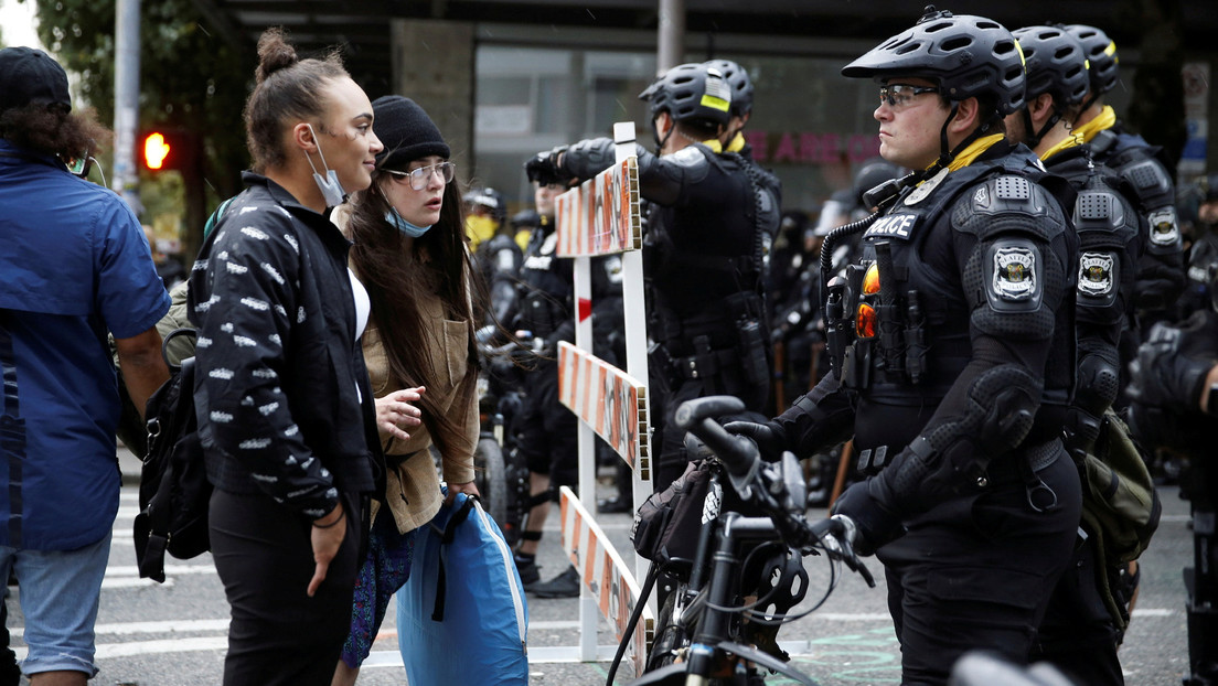 VIDEOS: La Policía llega en bicicletas para hacer frente a los manifestantes y desmantelar la 'zona autónoma' de Seattle