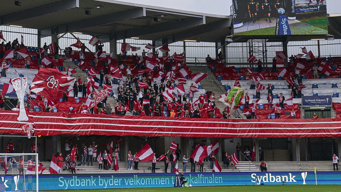 Interrumpen la final de la Copa danesa de fútbol durante 15 minutos porque los aficionados no respetaron el distanciamiento social