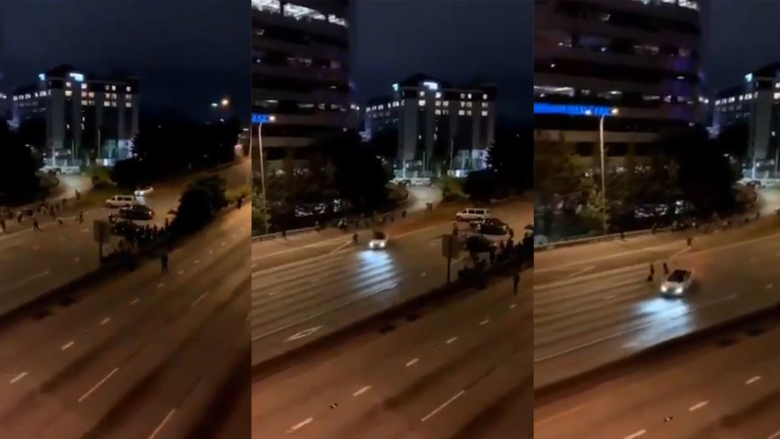 VIDEO: Un coche embiste a dos mujeres a toda velocidad durante una manifestación en una autopista de Seattle