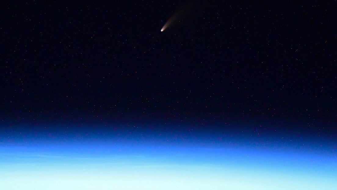FOTOS: Un cosmonauta ruso capta el cometa "más brillante de los últimos 7 años" cuando pasaba cerca de la Tierra