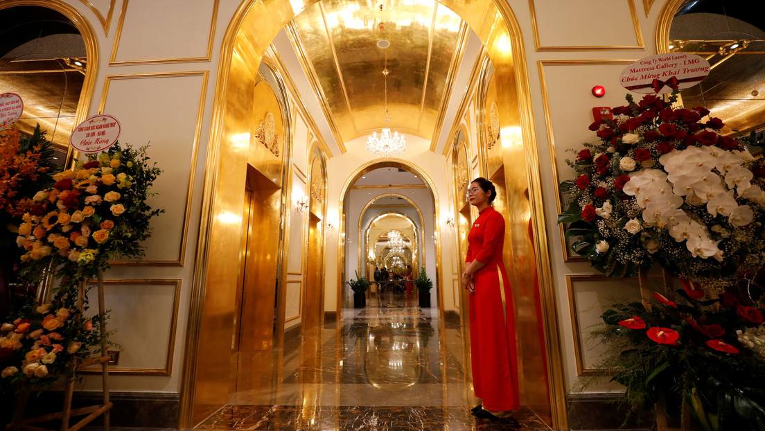 Tazas, cucharas, inodoros, muebles y piscina: abren el primer hotel donde todo está chapado en oro (FOTOS)