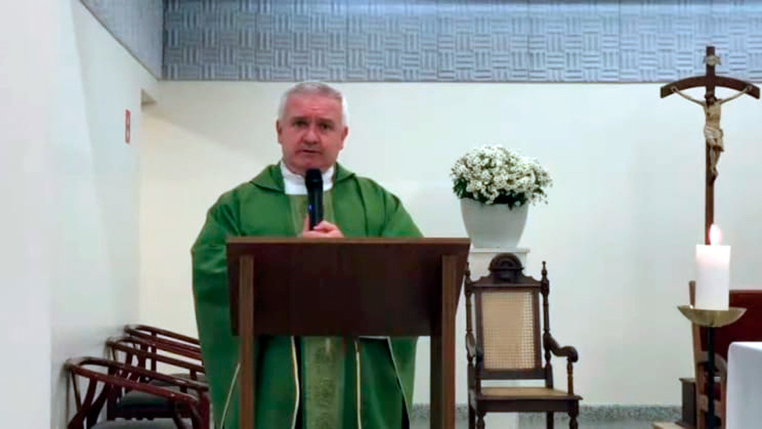 VIDEO: Un sacerdote reclama a los fieles que acudan a confesarse para pedir perdón por elegir al "bandido" de Bolsonaro como presidente