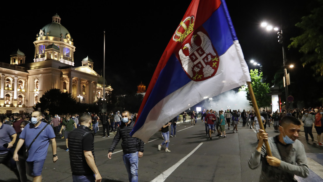 VIDEO: Manifestantes contra el toque de queda por el covid-19 toman por asalto el Parlamento de Serbia