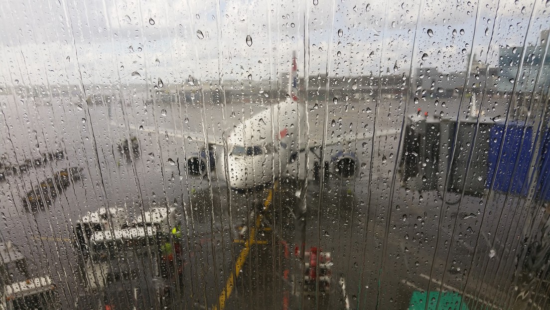 VIDEO: Pasajeros a bordo de un avión se protegen de 'lluvia' debajo de paraguas