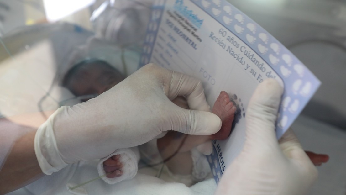 Un bebé prematuro extremo de solo 580 gramos supera el coronavirus en Perú