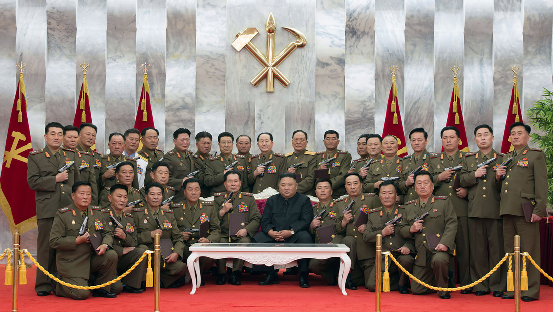 Publican imágenes de Kim Jong-un rodeado por generales posando 'a lo James Bond' con pistolas conmemorativas