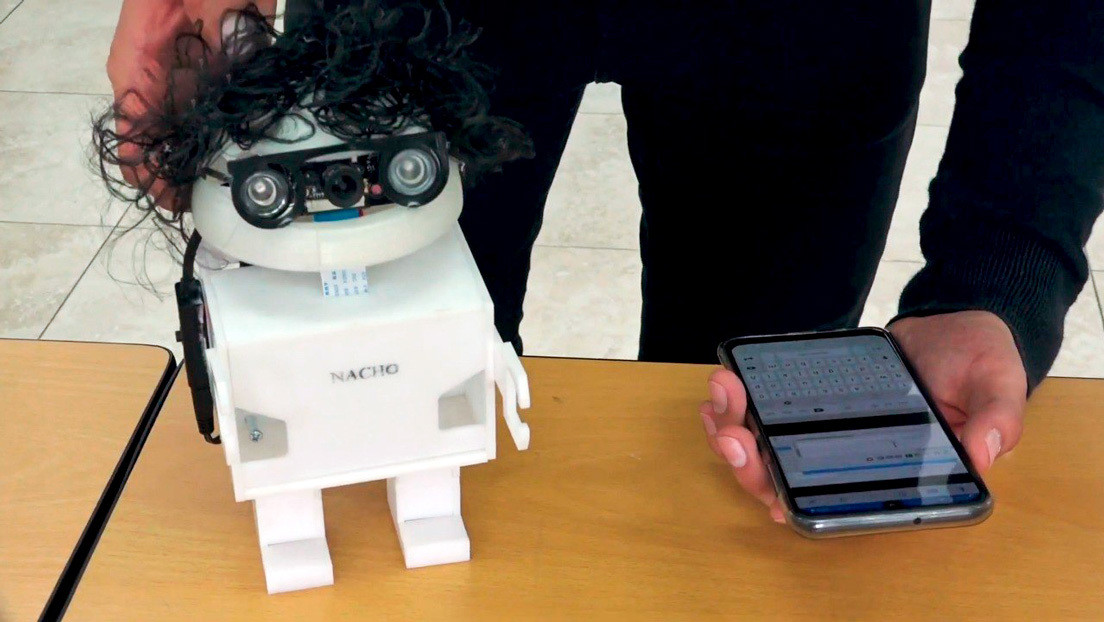 Nacho, el robot diseñado en Ecuador para enseñar a los niños a leer y escribir, que está inspirado en un libro escolar