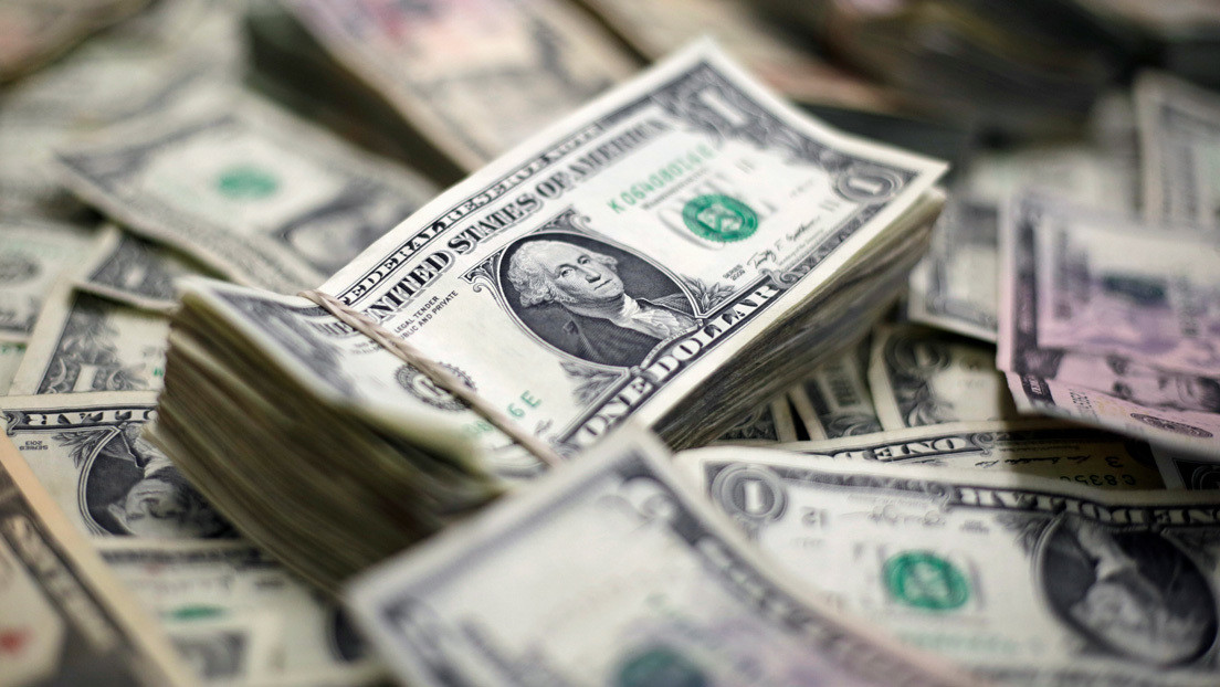 El economista Peter Schiff pone fecha al colapso del dólar que "derrumbará la economía de castillo de naipes"