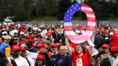 Cómo QAnon pasó de ser una delirante teoría conspirativa a una amenaza nacional