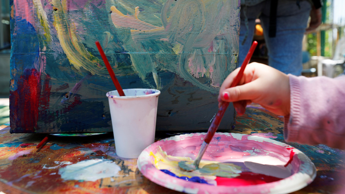 Una niña de 10 años recauda más de 65.000 dólares con sus pinturas y dona el dinero a organizaciones caritativas