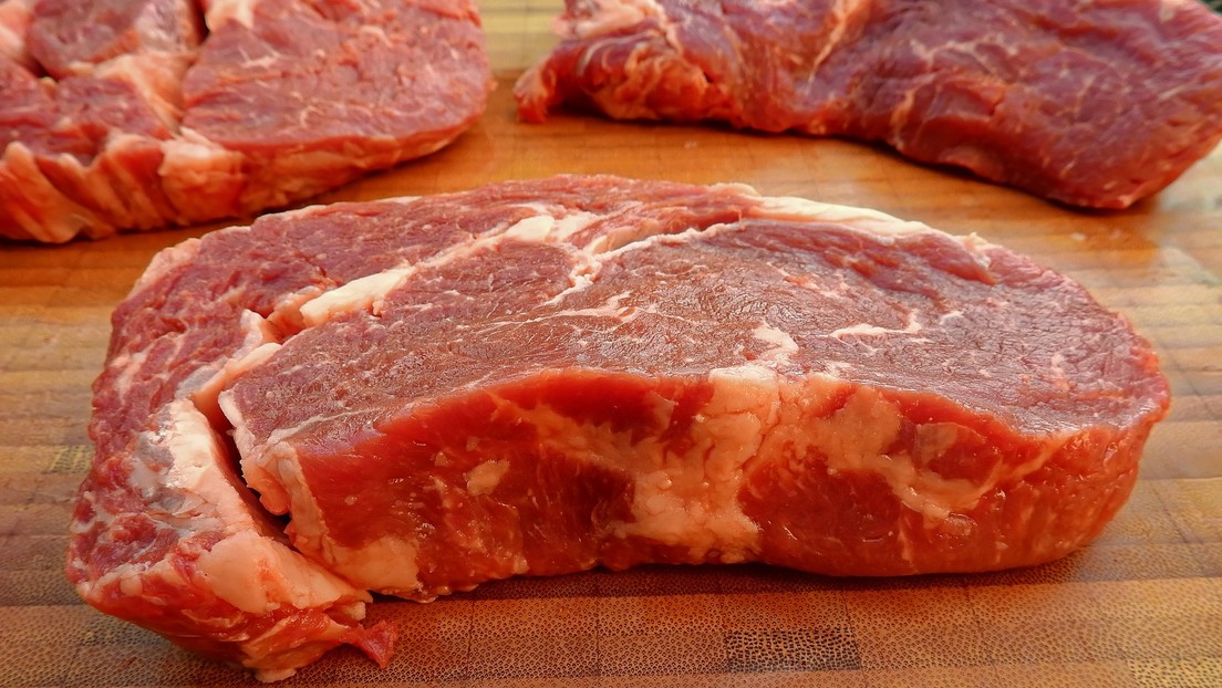 VIDEO: Un filete de carne cruda 'cobra vida' y empieza a moverse en una tabla de cortar