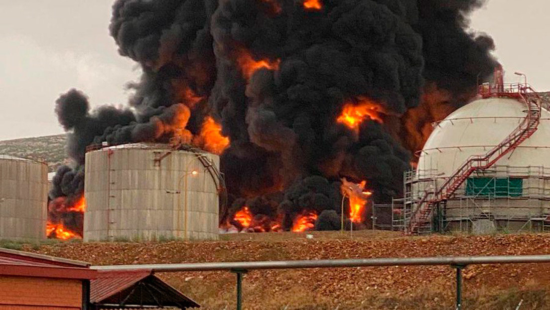 VIDEOS: Un rayo provoca una explosión en una planta petroquímica de Repsol en España