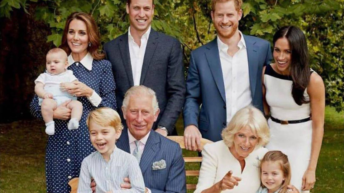 La verdad detrás de la entrañable foto familiar del príncipe Carlos en su 70.º cumpleaños que resultó ser una "absoluta pesadilla"