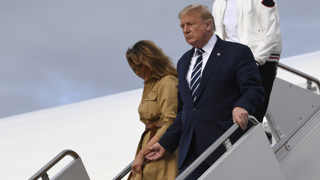 Graban a Melania negándole la mano a Donald Trump mientras bajan del avión presidencial (VIDEO)