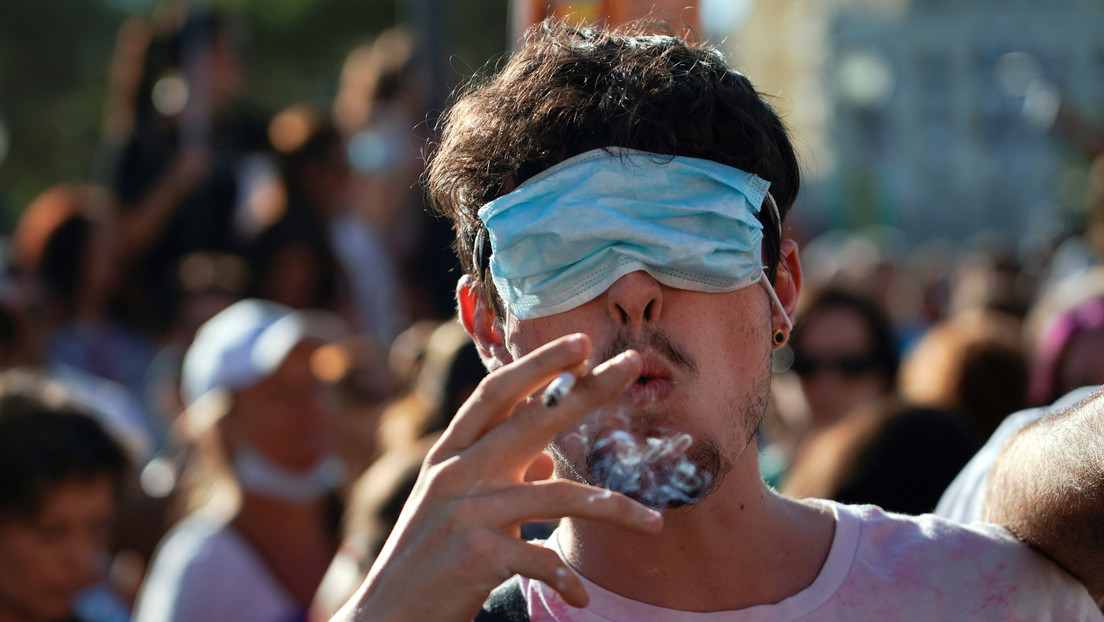 Un juez de Madrid tumba la prohibición de fumar en la calle si no hay distancia de seguridad
