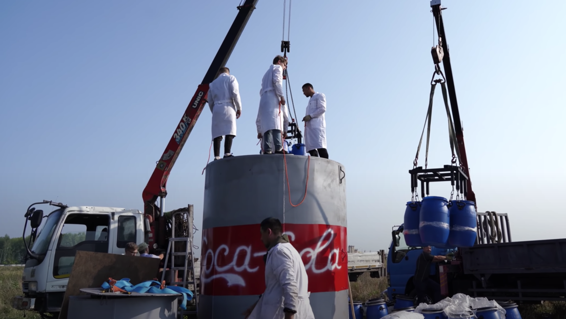 Un 'youtuber' ruso desata una reacción química 'volcánica' con 10.000 litros de Coca-Cola y bicarbonato de sodio