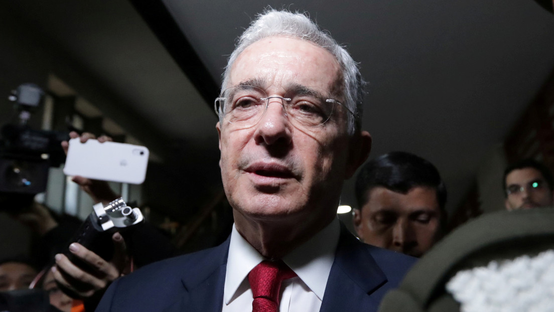 Expresidente colombiano Álvaro Uribe dice que esta preso por "inferencias" y "sesgos" de la Corte Suprema