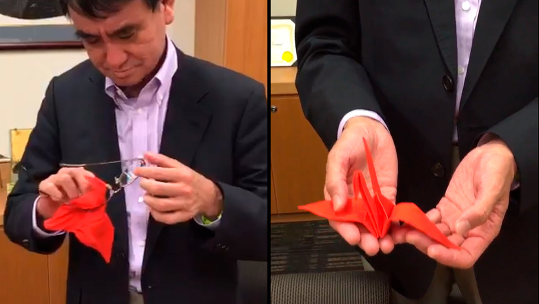 VIDEO: El ministro de Defensa de Japón muestra el paño "de alta tecnología" para limpiar gafas que se convierte en una grulla de origami