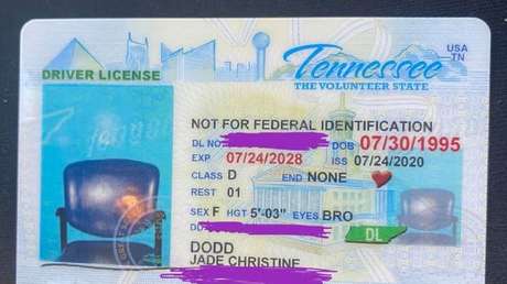 Una estadounidense recibe su licencia de conducir con la foto de una silla vacía