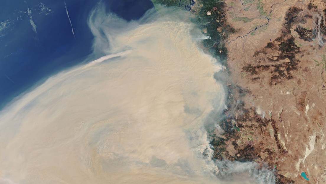 FOTO: Una enorme columna de humo naranja provocada por los incendios en EE.UU. se ve desde el espacio