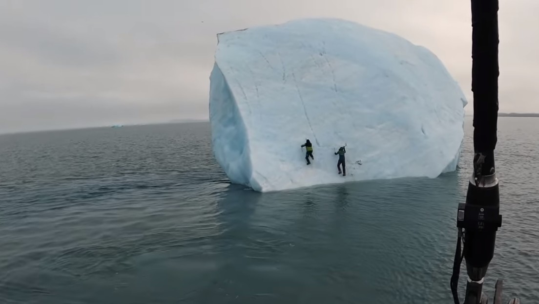 VIDEO: Un iceberg se vuelca con dos aventureros encima en el océano Ártico
