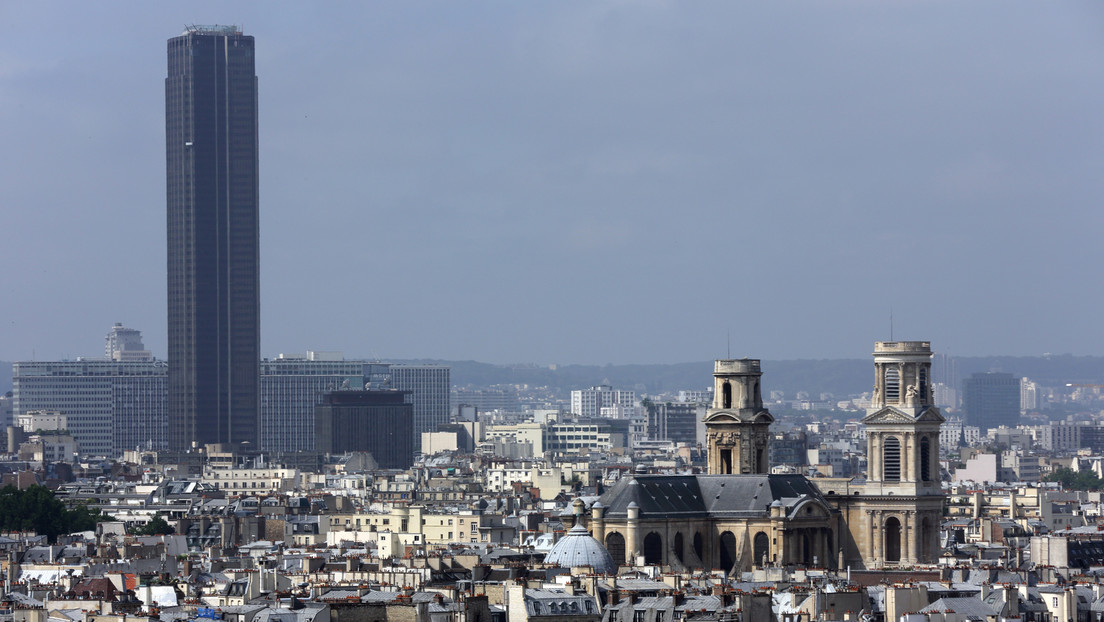 Arrestan a un hombre que intentó escalar sin seguridad el edificio más alto de París (VIDEOS)