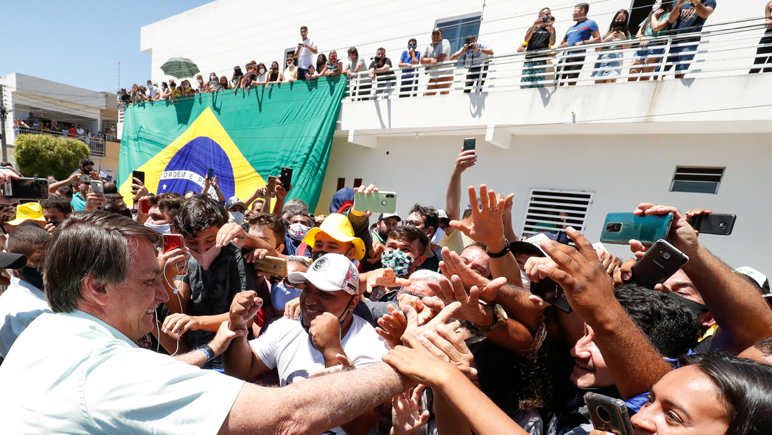 Bolsonaro afirma que quedarse en casa para evitar el coronavirus "es para los débiles"