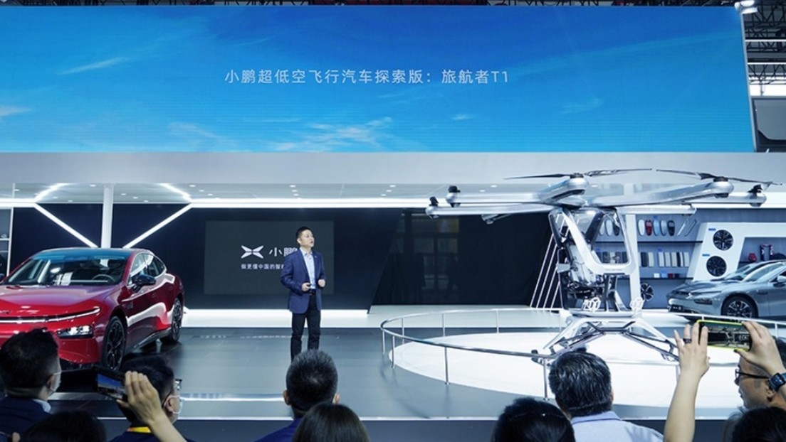 Un rival chino de Tesla presenta un prototipo de automóvil volador (FOTO)