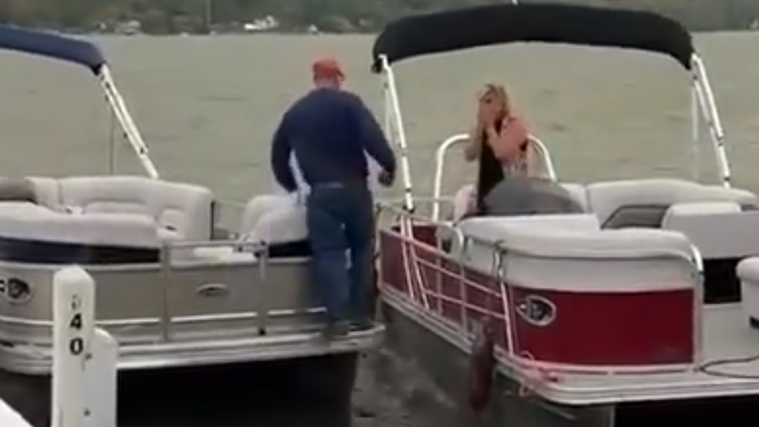 Momento en que un hombre cae al agua tras proponer matrimonio a su pareja