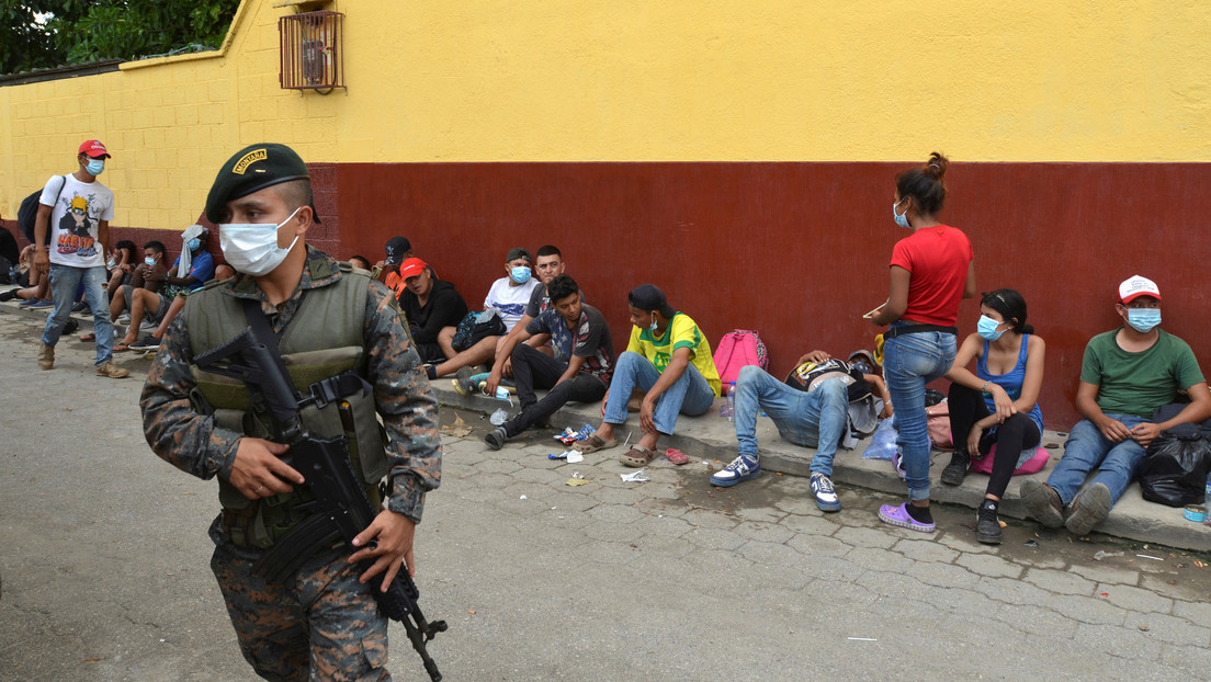Guatemala deporta a más de 3.300 hondureños de la nueva caravana de migrantes