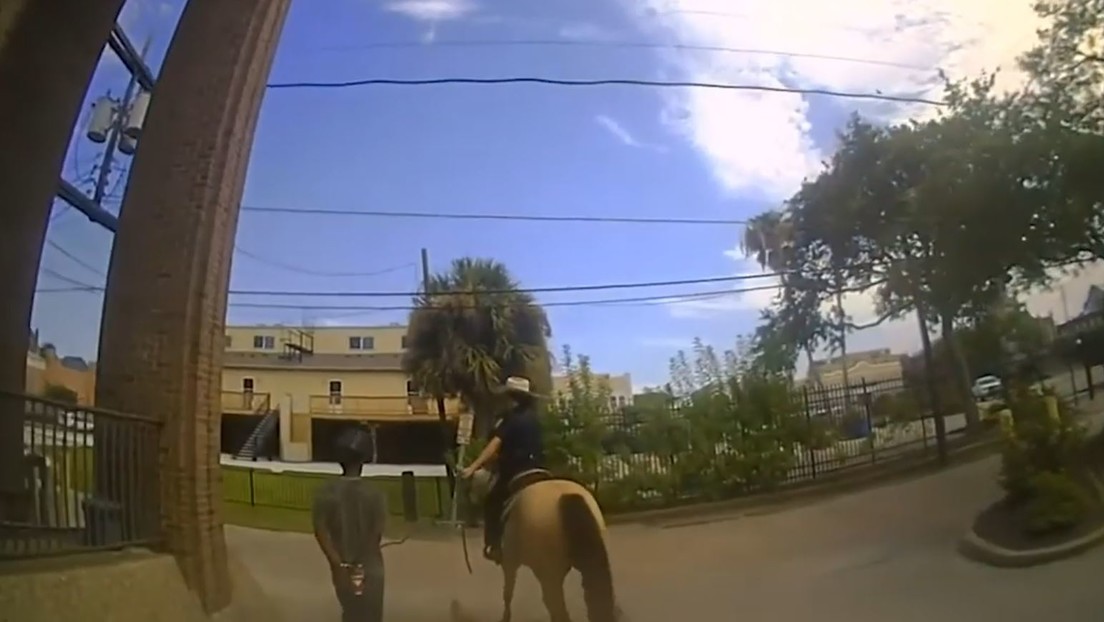 Un afroamericano presenta una demanda de un millón de dólares después de que policías a caballo lo ataran a una cuerda durante su arresto