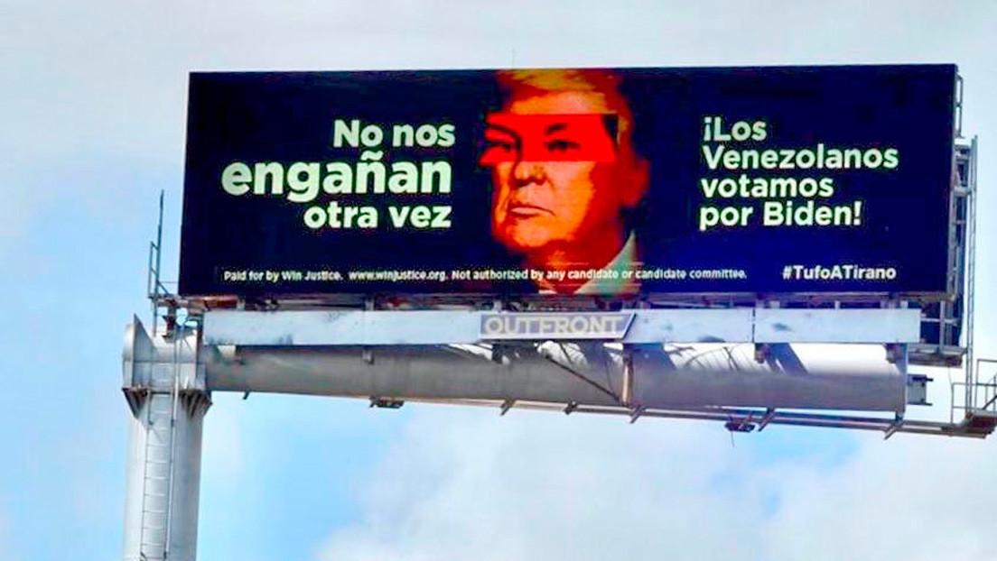 Una valla electrónica en Miami proyecta una imagen de Trump con los ojos de Hugo Chávez